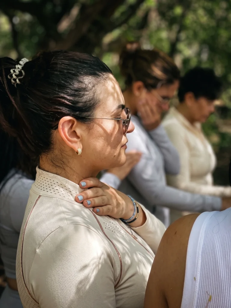 Mujer meditando en calma rodeada de naturaleza, práctica de bienestar de Fundación Ser Naturaleza