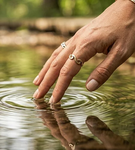 Manos tocando el agua, ecopsicología y reconexión, Fundación Ser Naturaleza